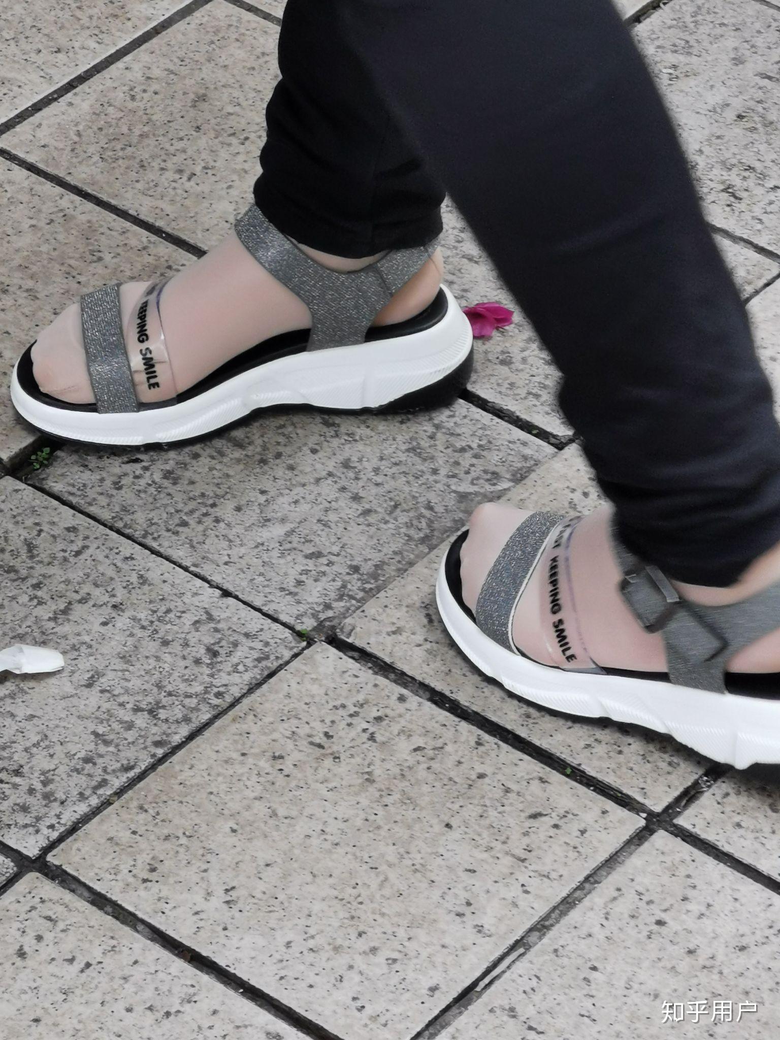 女生换凉鞋的时候需要把丝袜也脱掉吗? - 知乎