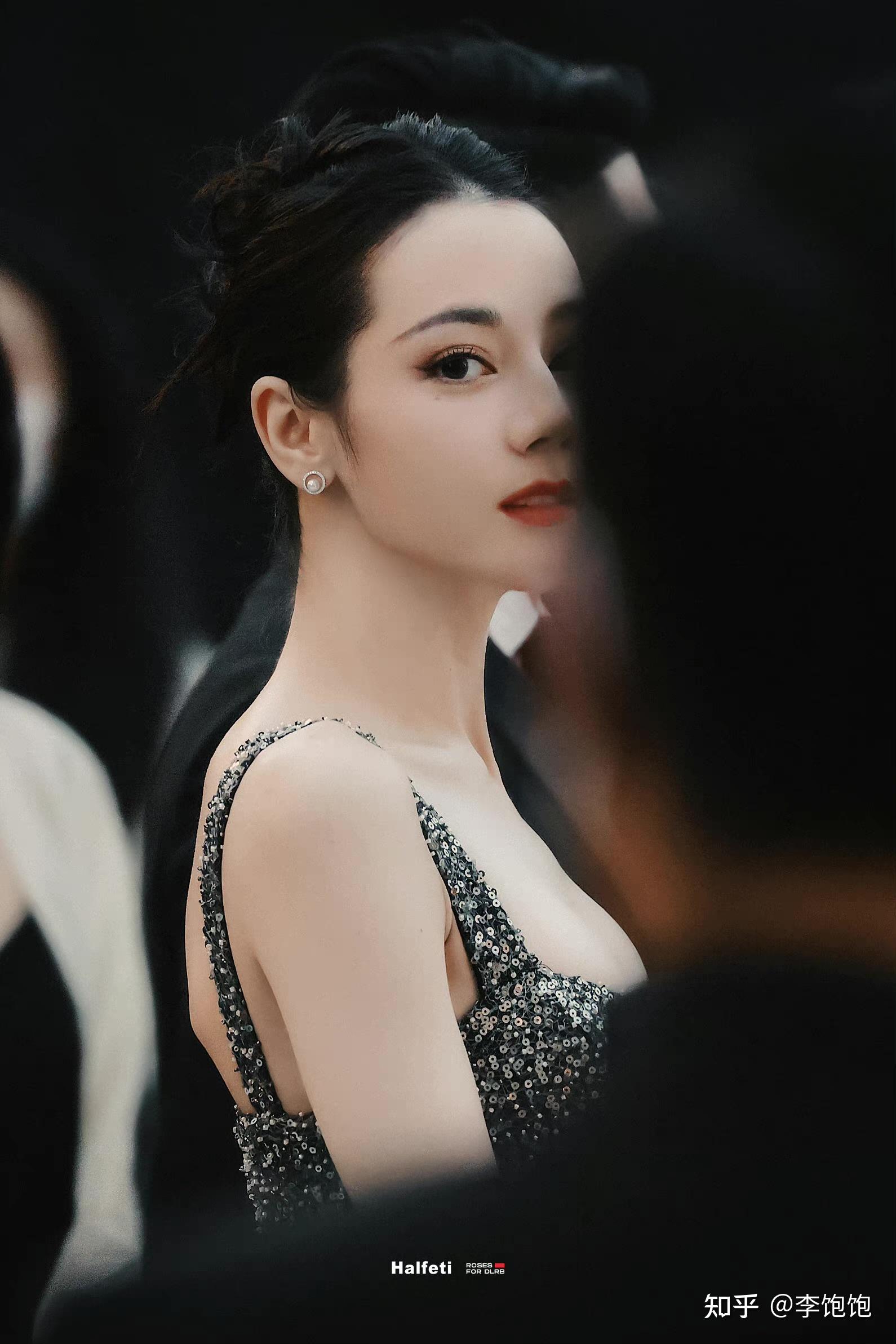 如何评价迪丽热巴出席活动的黑色蛋糕裙造型? - 知乎