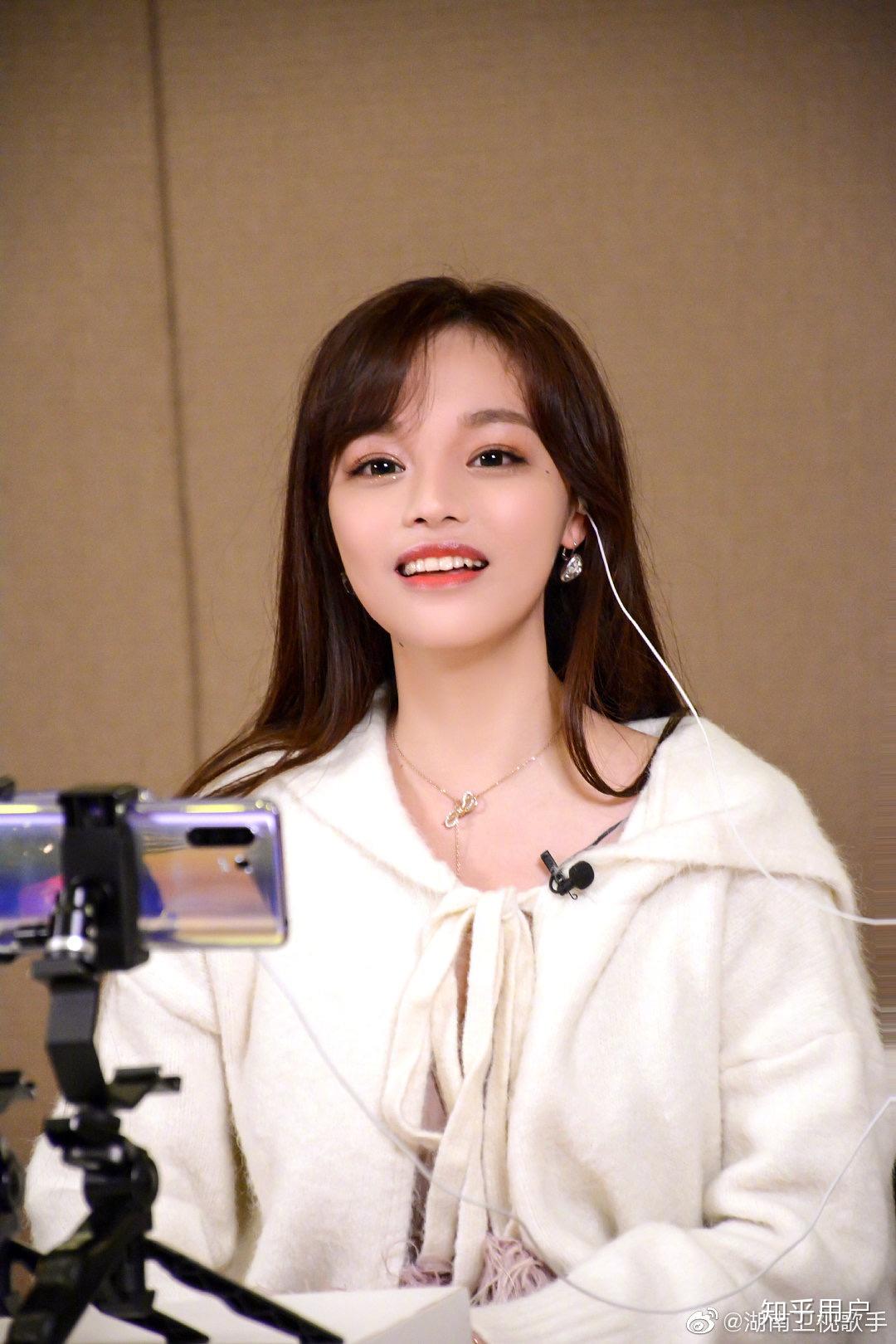 黄霄云整容了么我觉得她跟之前看好声音时候长的不一样了