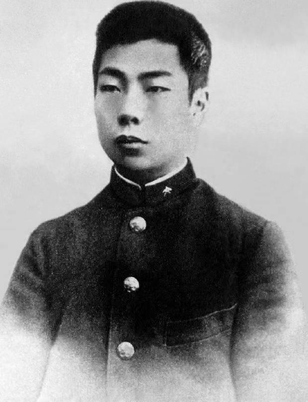 1896年，父亲病逝后，鲁迅决定学医，没想到在日本课上看了纪录片后，他深受刺激，决定弃医从文 - 知乎