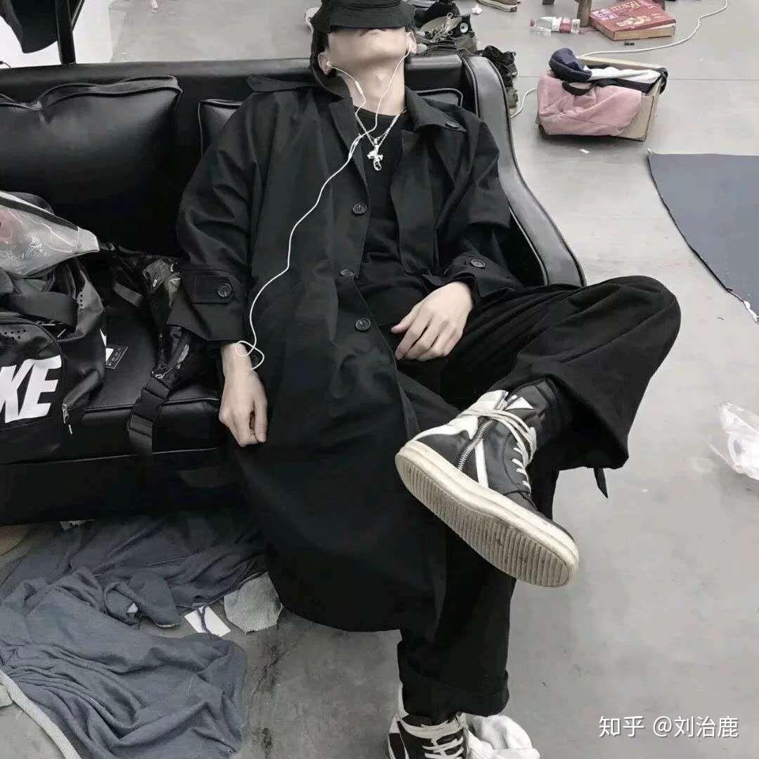 喜欢的男生的朋友圈背景也是一个男生是我多想了吗