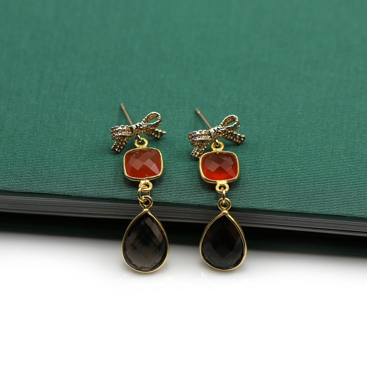 2. 稀有宝石项链