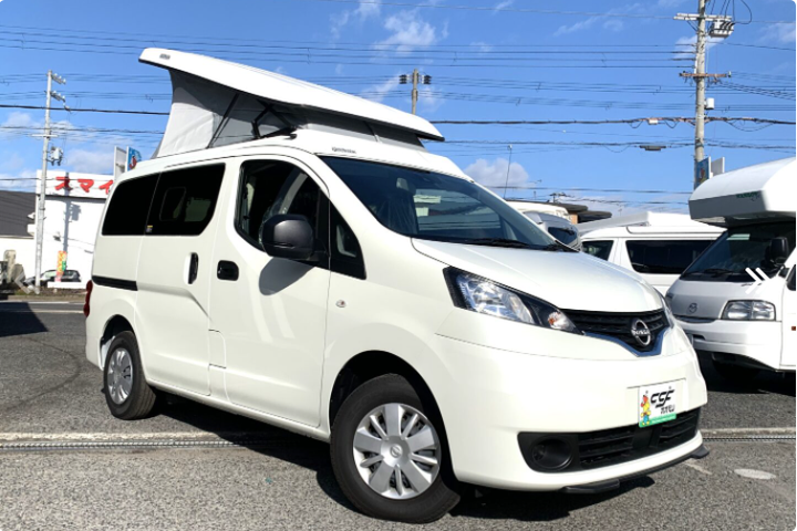 真正的小巧玲珑6座版日产nv200房车有小厨房和客厅最多住四人