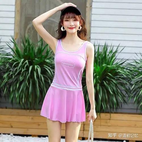 为什么我看到女孩子穿泳装就觉得很性感而且还忍不住想要多看几遍