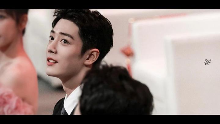 肖战壁纸光影交错美轮美奂肖战绝美的颜值你喜欢吗