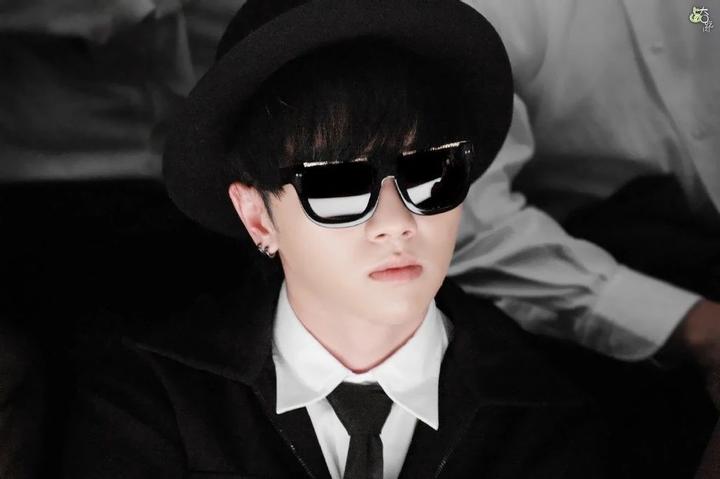 华晨宇壁纸喜欢你这件事像夏天的草莓气泡水充满甜甜的味道