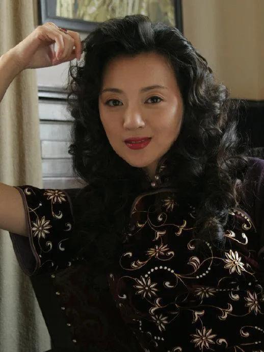 春晚小品皇后金玉婷46岁穿旗袍风韵犹存惊艳了时光似醉美