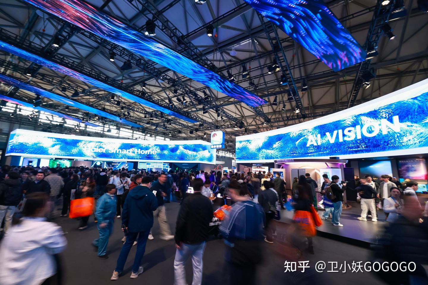 AWE2026 探展|卡萨帝指挥家中子洗烘护一体机:双职工有娃有宠家庭的 AI 洗烘护终极答案