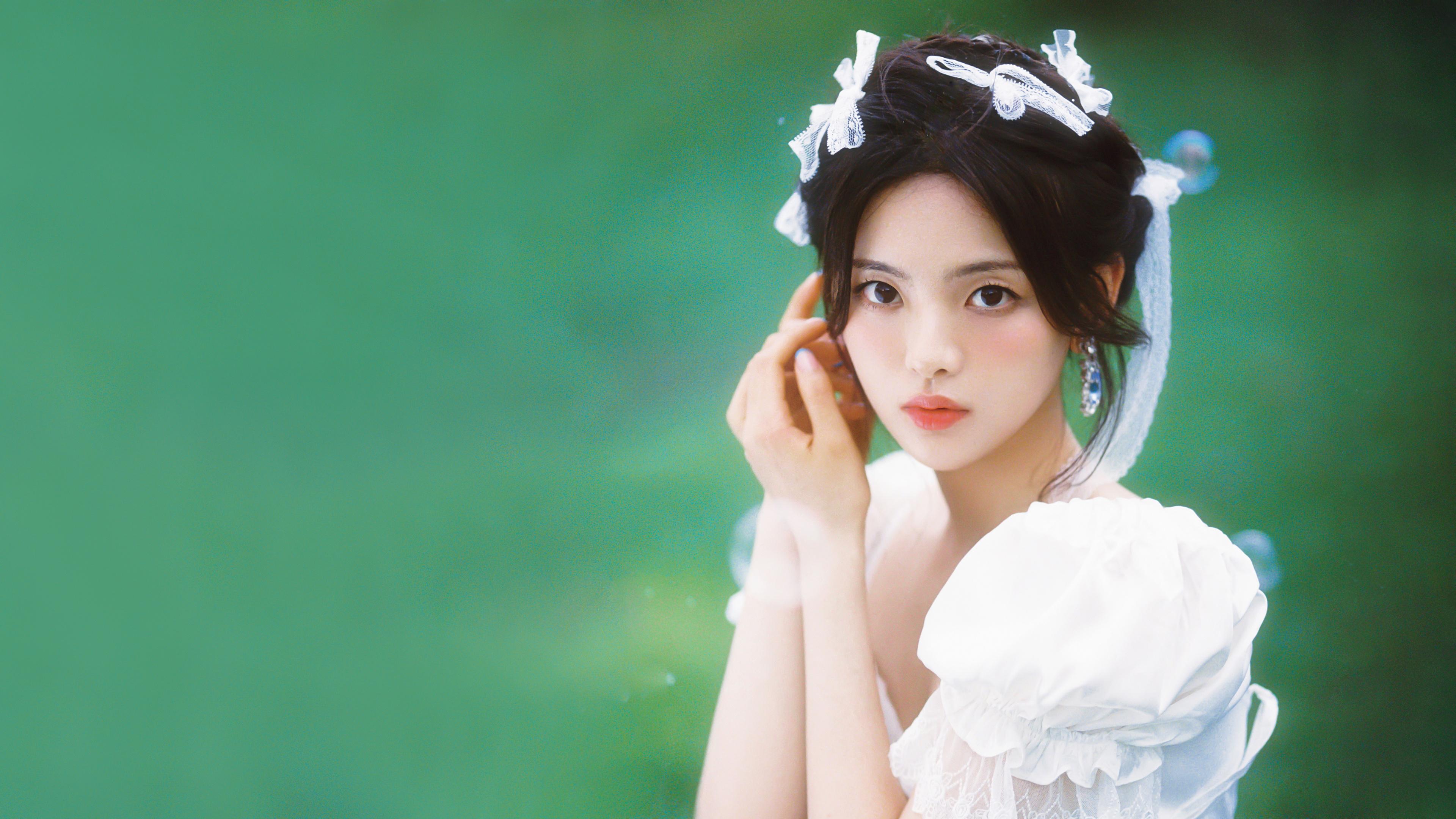 请问有没有适合做电脑壁纸的杨超越图片?