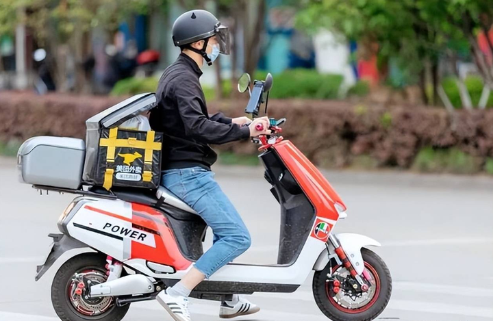 为什么骑9号电动车送外卖会被拘交警机动车上路要驾照遵纪守法要记牢
