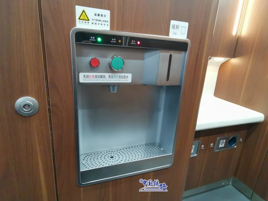 我想问一下高铁有没有热水泡面还能带哪些吃的