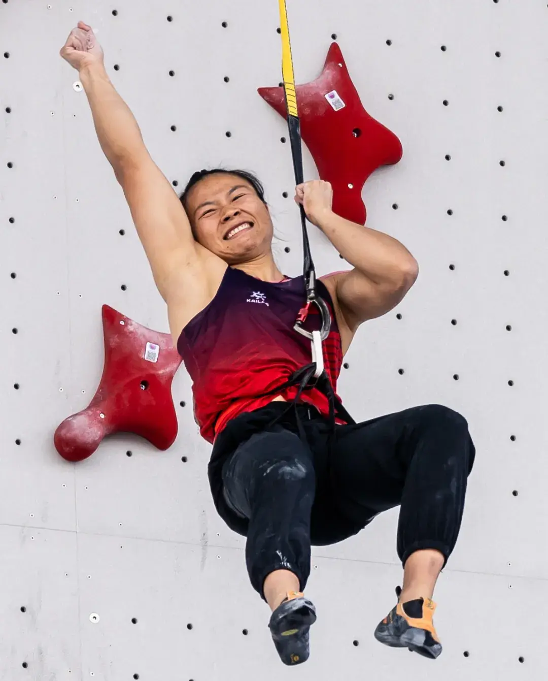 以9秒83成绩打破男子百米亚洲记录,这个成绩仅比飞人博尔特在2016年