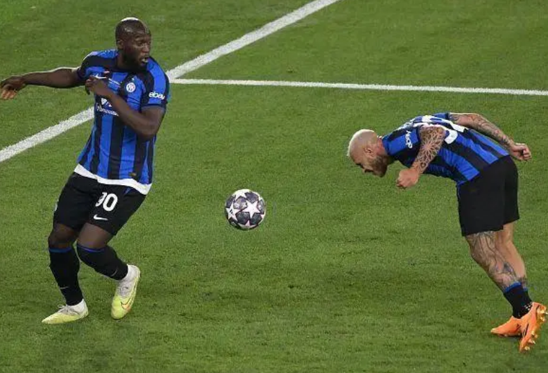 欧冠决赛卢卡库再成杵桩王站在对手球门前挡出自己队友射门如何评价