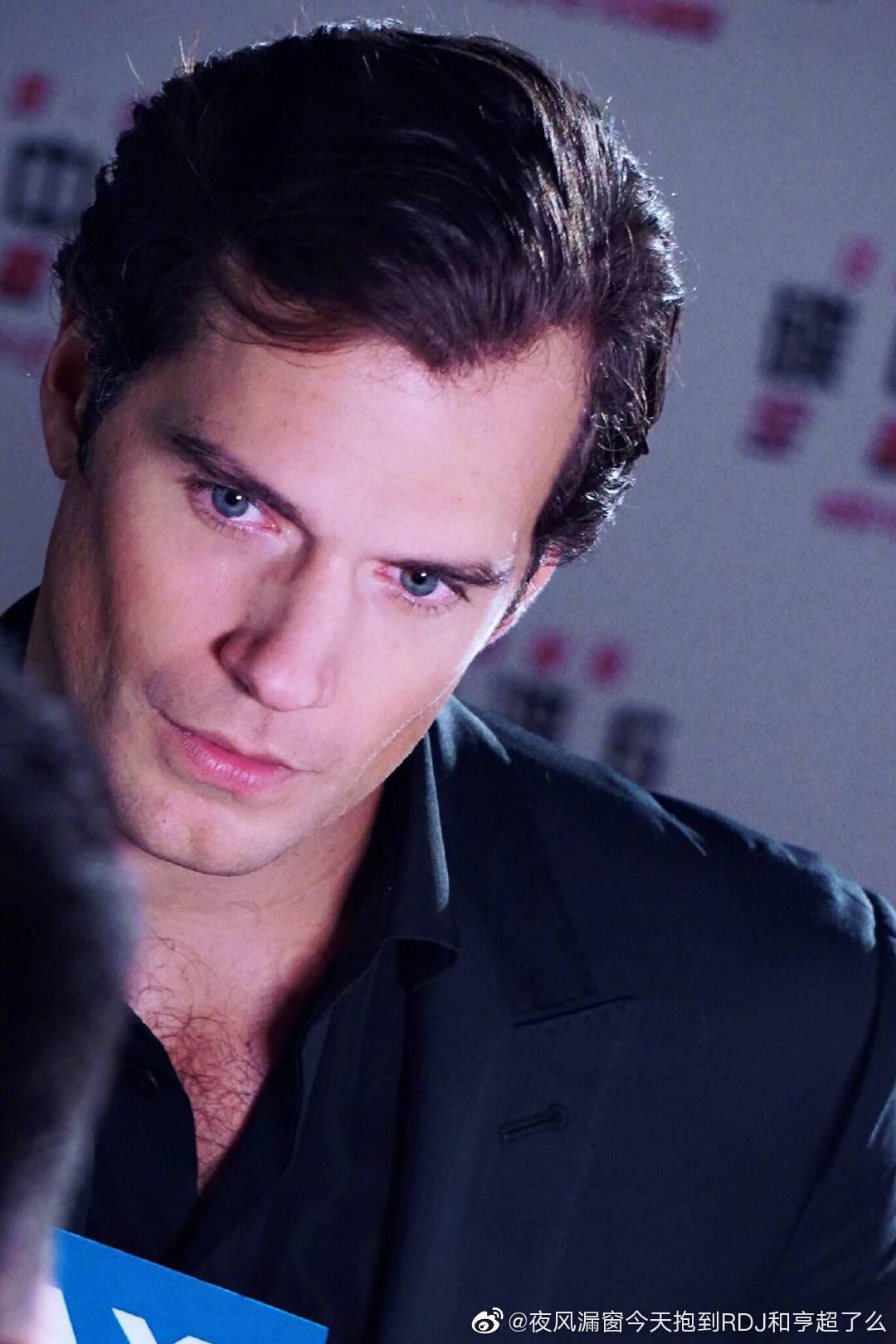 如何评价现在这一版的超人演员亨利卡维尔的样貌注意仅仅是外表不涉及