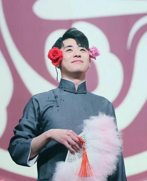 你觉得张云雷拿扇子的照片哪张最好看? - 知乎