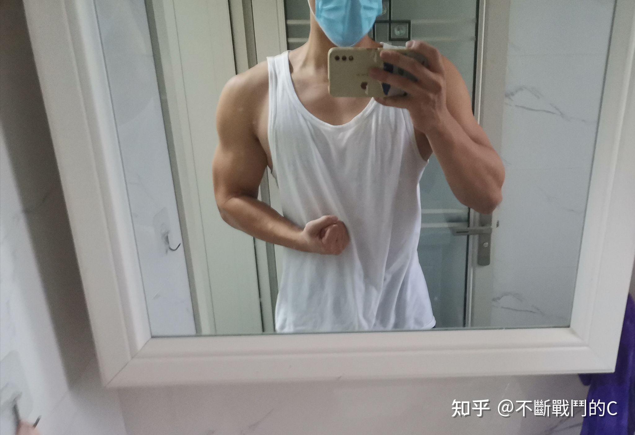 男生要怎么锻炼手臂,才能达到那种即使不使劲也能看出手臂肌肉明显