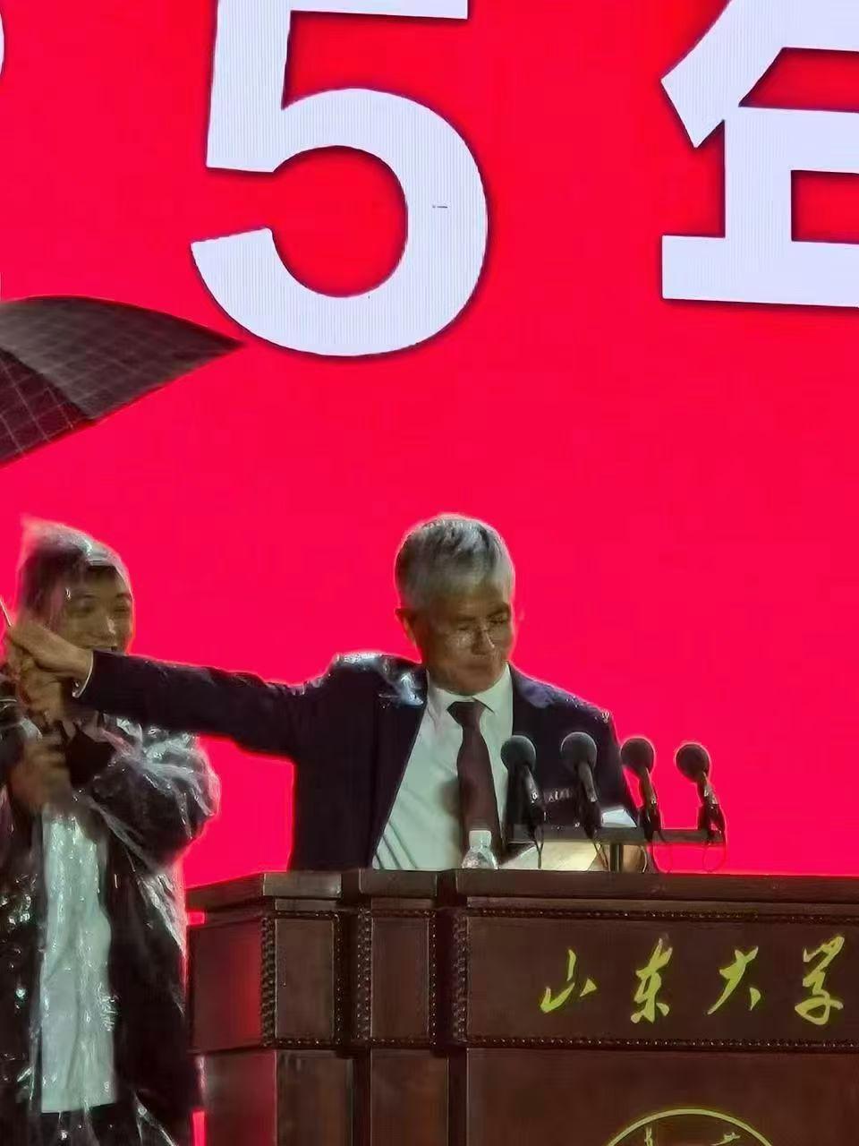 如何评价9月27日山东大学开学典礼李术才校长坚持淋雨讲话？ - 知乎