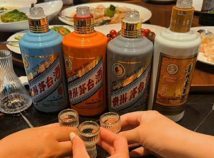 湖南长沙一男子请客吃饭,喝完7瓶88年的老茅台,用空瓶换了车