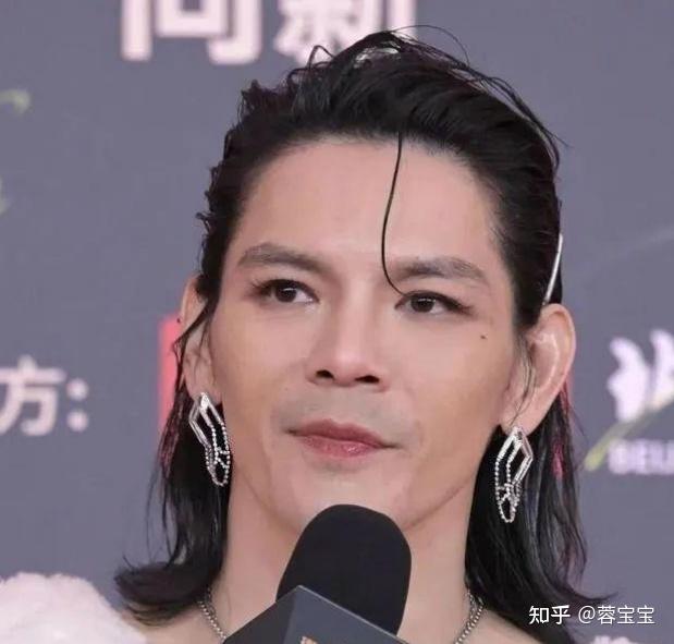 向佐又玩抽象了!偷穿向太衣服,在红毯走光了... - 知乎