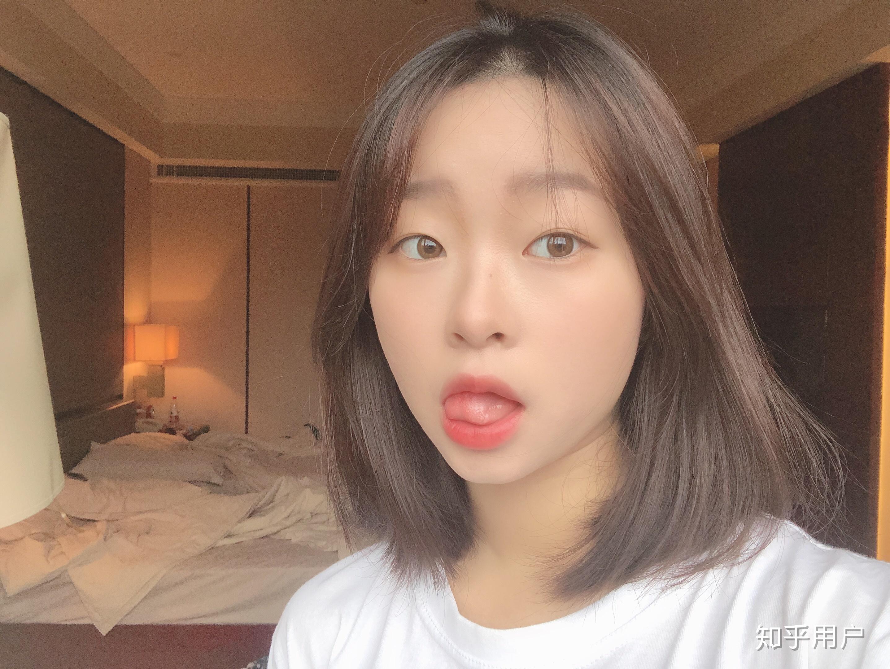 有没有那种单眼皮小眼睛塌鼻梁厚嘴唇但还挺好看的女生