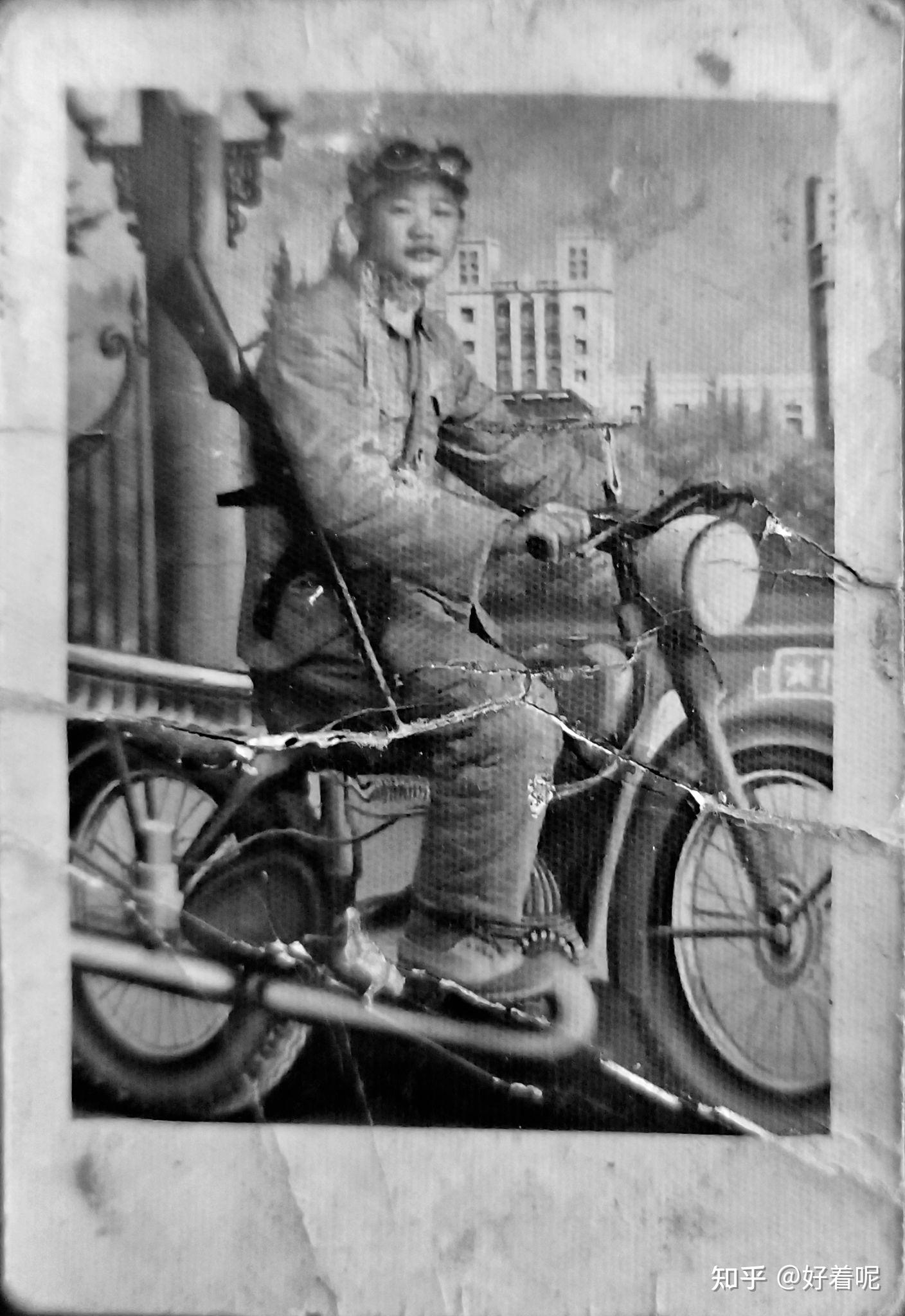 为什么管虎敢背手向烈士鞠躬