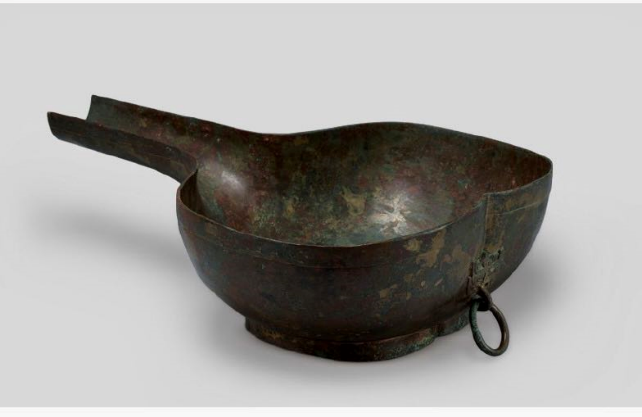 墓会校土不铜匜，底座国刻他「私官二斗」等字样