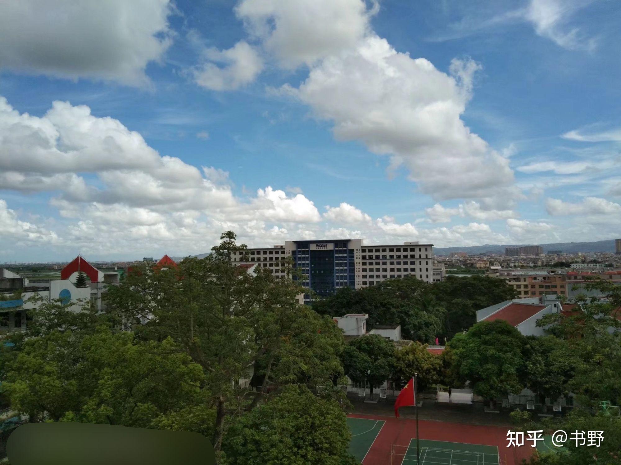 如何看待近期汕头市潮师高级中学的食堂问题及宿舍问题?