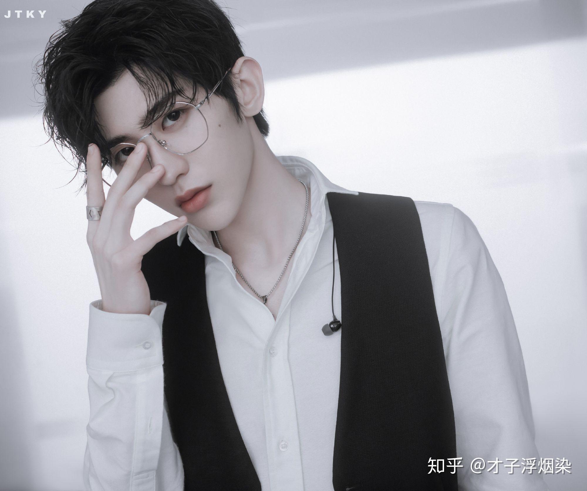 能发一些戴眼镜的帅哥(斯文败类)照片给我吗?真的好喜欢啊? - 知乎