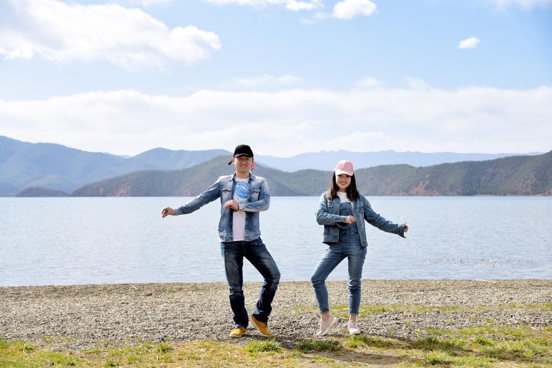 有哪些适合两个人旅游拍照的姿势