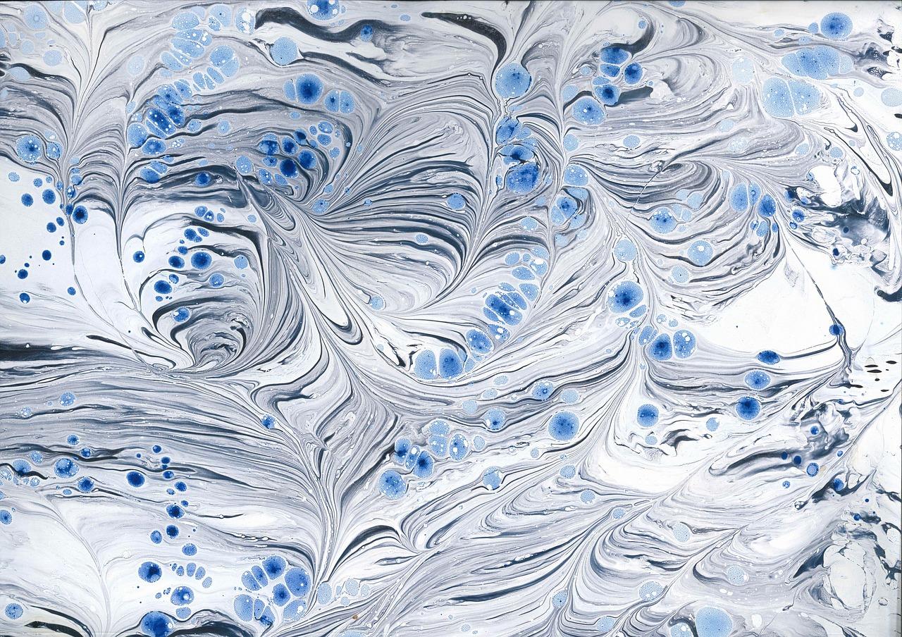 2. 风雨侵蚀墙面