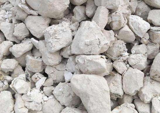 建筑材料加工用纯白色像泥土一样含钙量很高的东西叫什么
