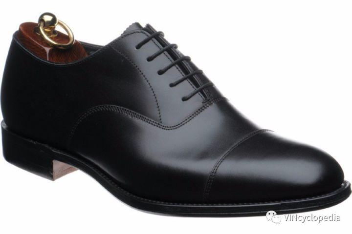 电影王牌特工里harry说要牛津鞋不要布洛克鞋这句话什么意思