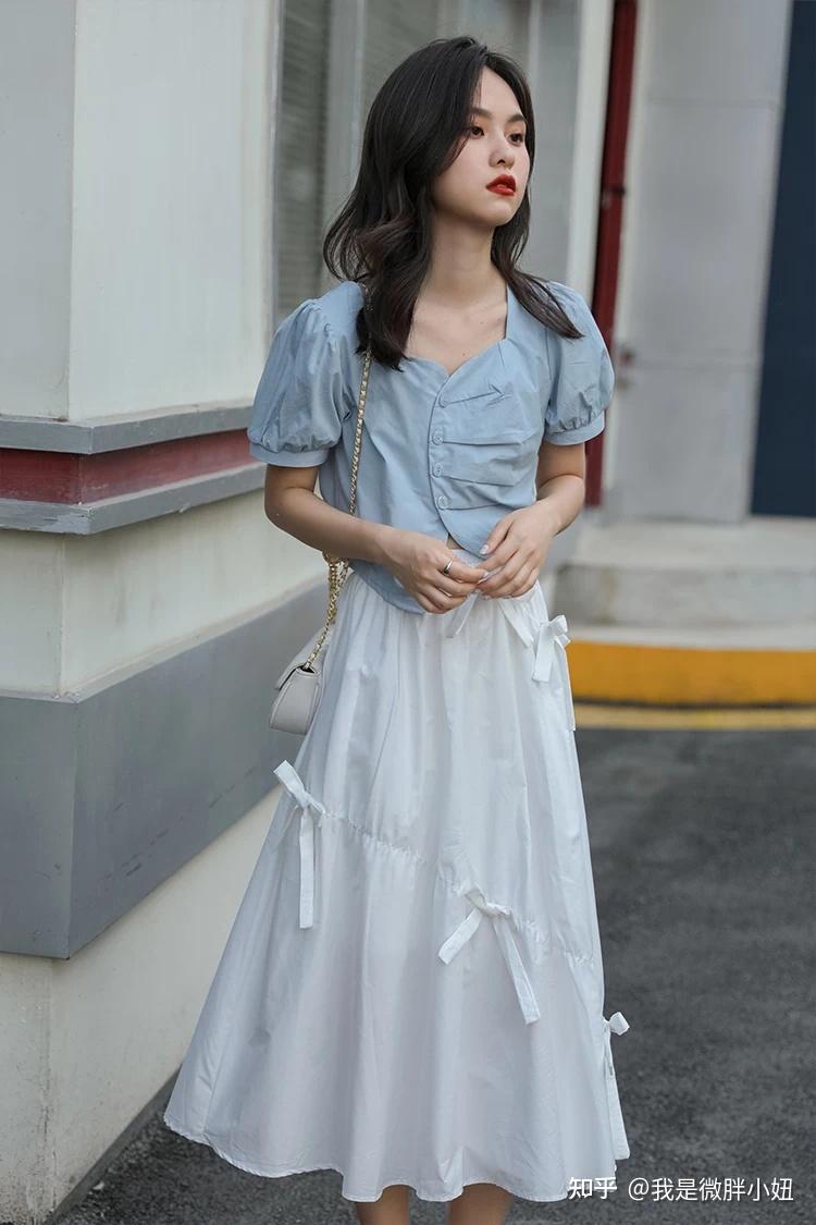 白色半身裙应该搭配什么上衣