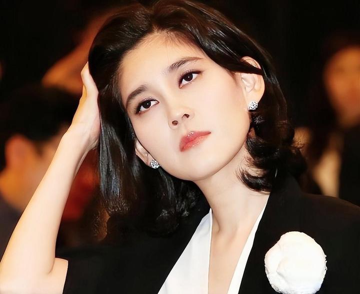 三星“长公主”李富真送给财阀“小公主”福艺珍的礼物 - 知乎
