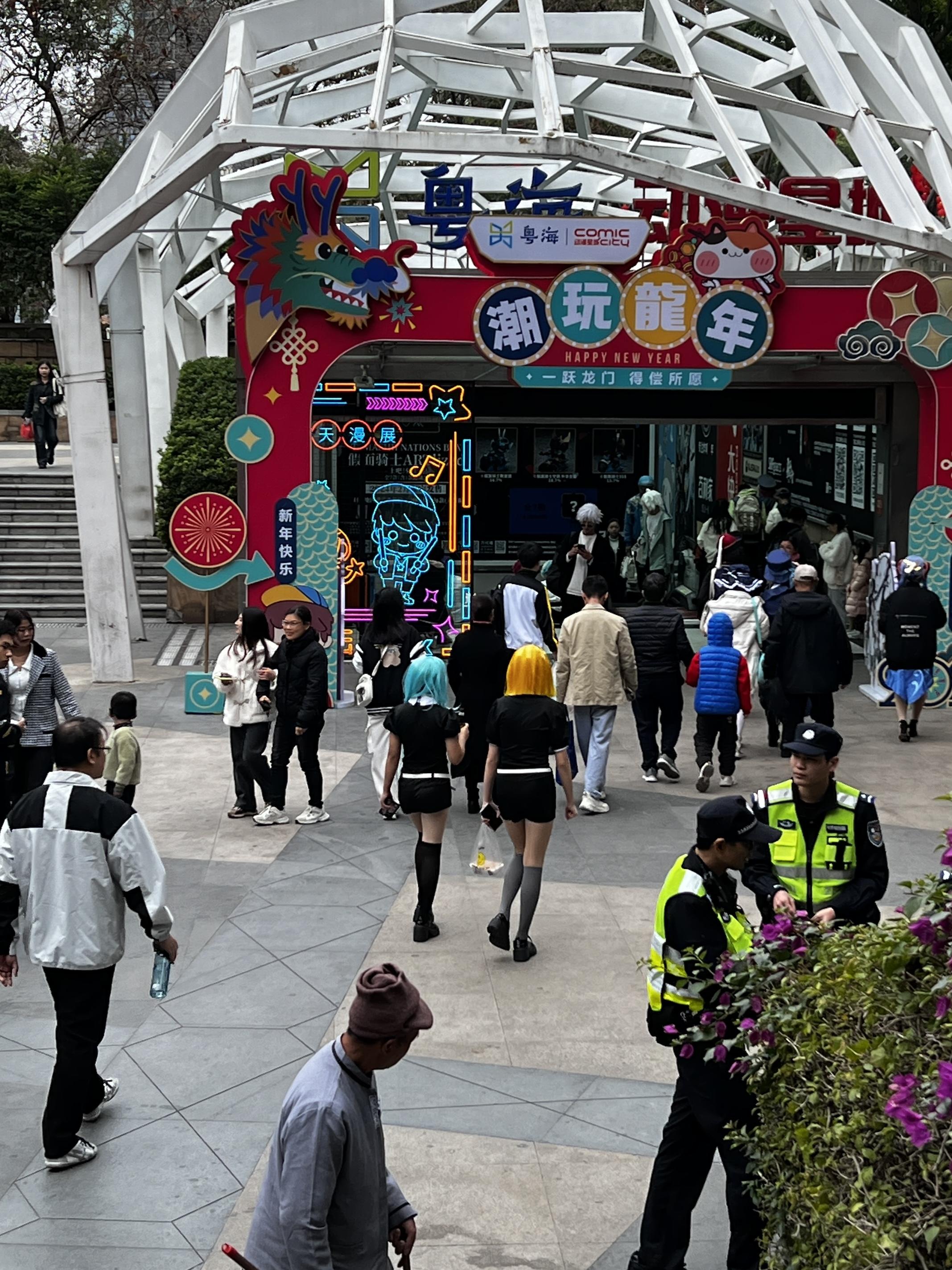 3月10日广州中年大叔大闹动漫星城,打破签名墙,大吼"这是日本人的东西