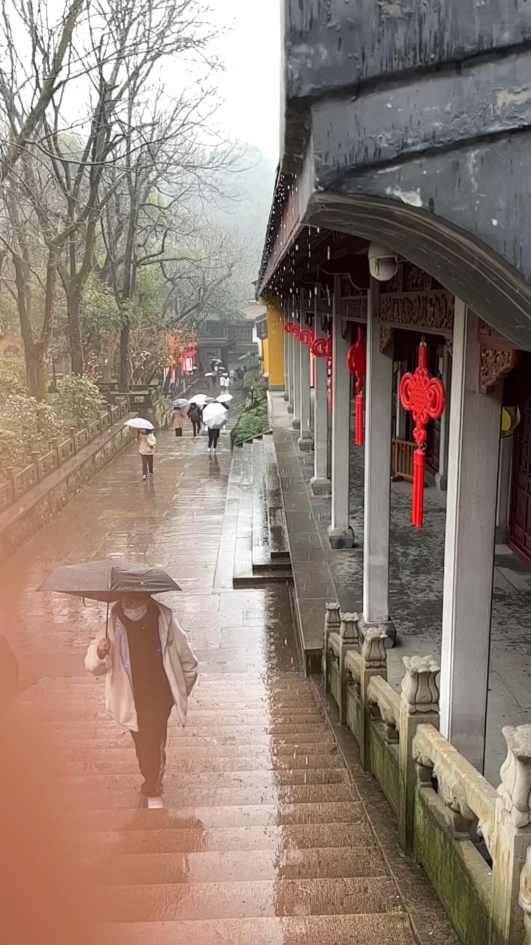 雨天访灵隐