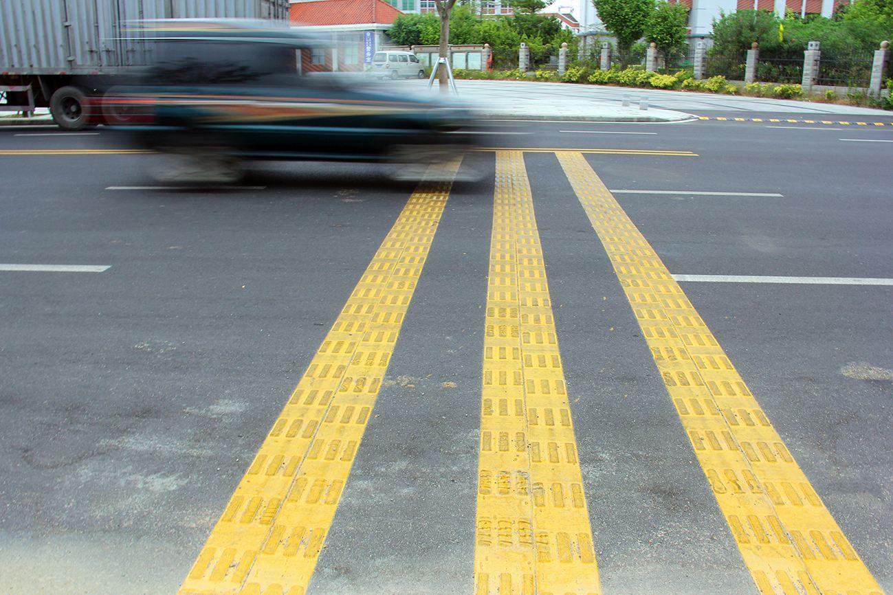 减速带怎么开车才不会飞起来