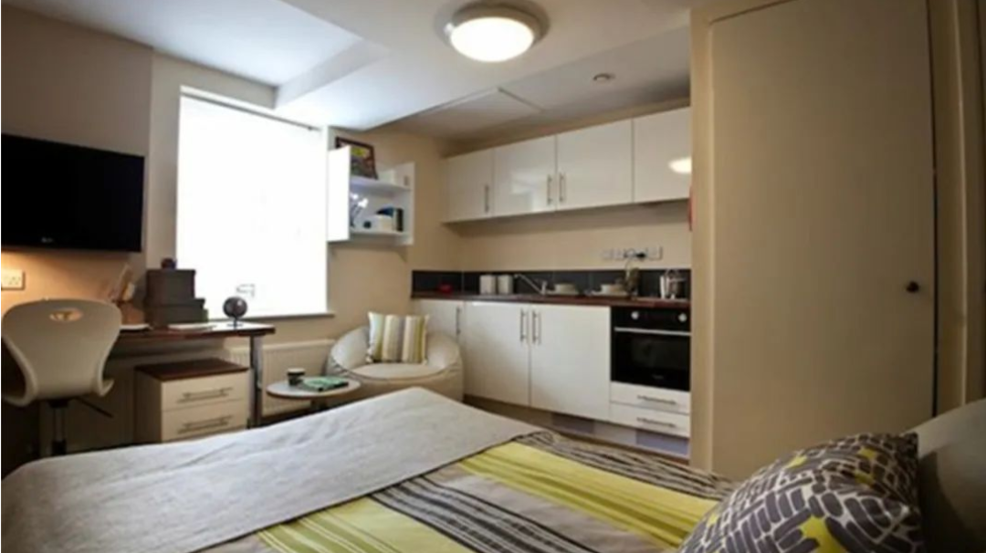Study in school dormitories in the UK or rent a house？