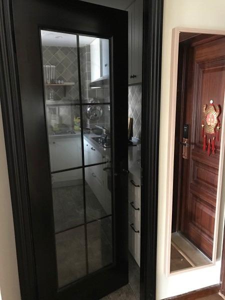 房门和卫生间门上面都有了,厨房门做了黑色透明玻璃的,感觉更有厨房的