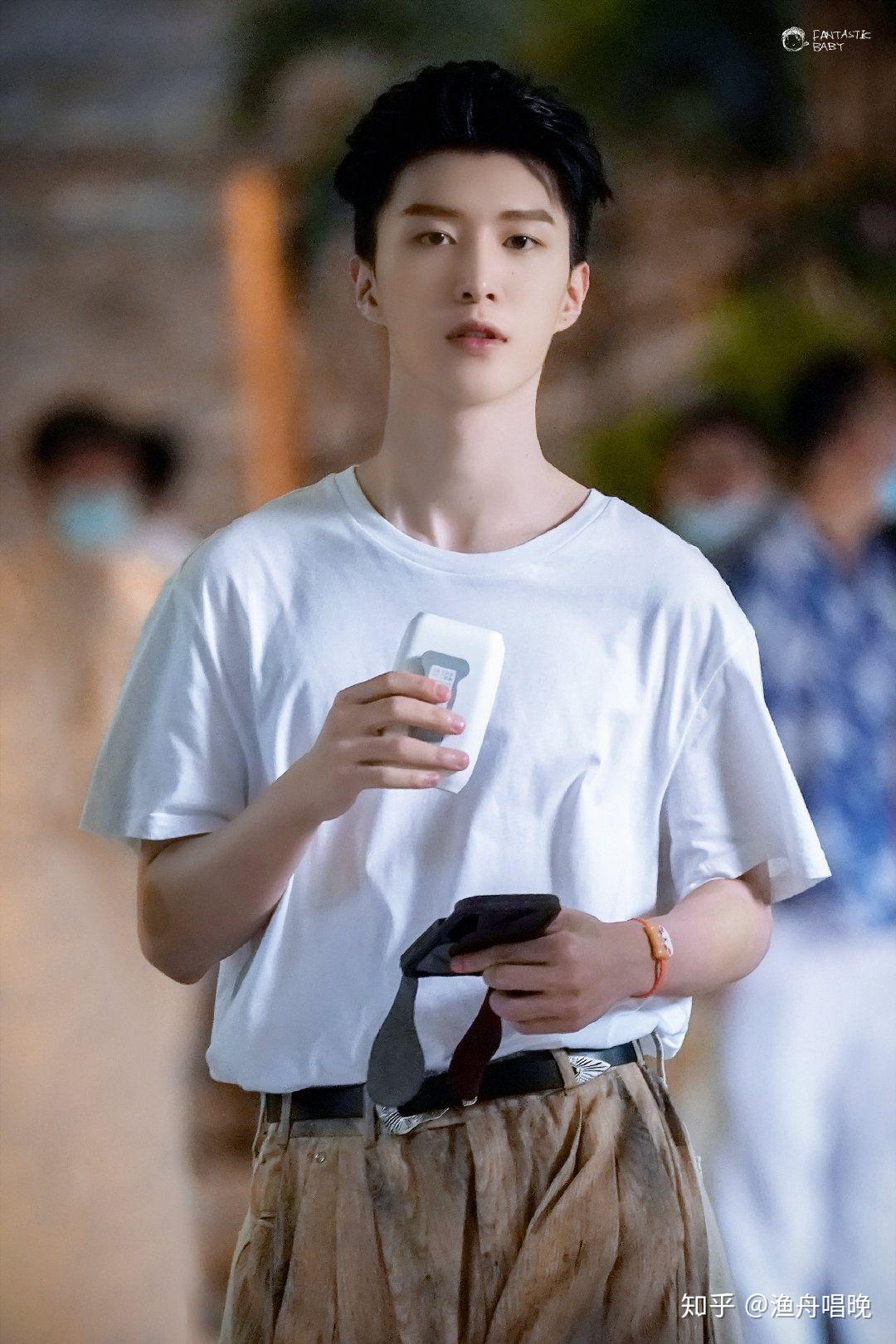 青春环游记2第一期中范丞丞手上戴的那个橘色的手环是什么呀看起来好