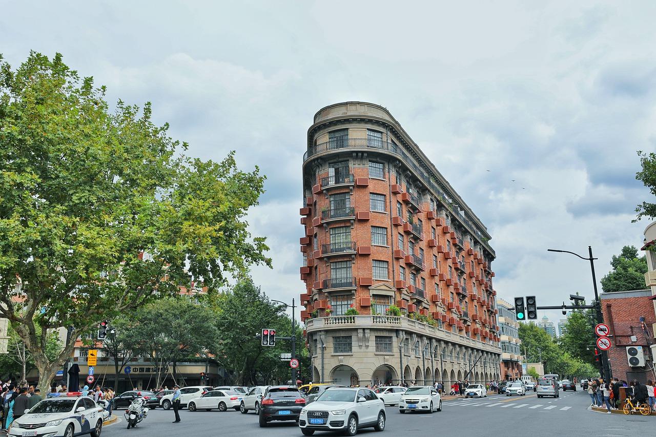 2. 华山路名校环绕