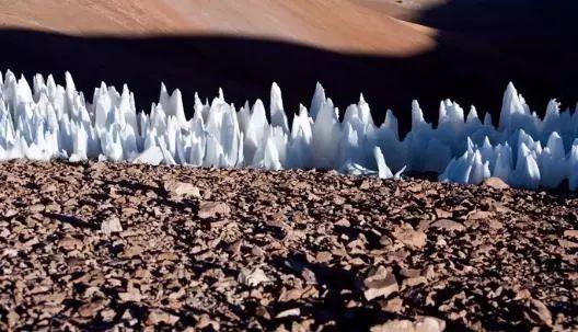 巨大锯齿状的冰刺覆盖了木卫二