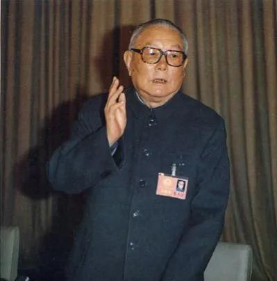 粉碎“四人帮”前,李先念和叶剑英密谈,李:这场斗争不可避免 知乎