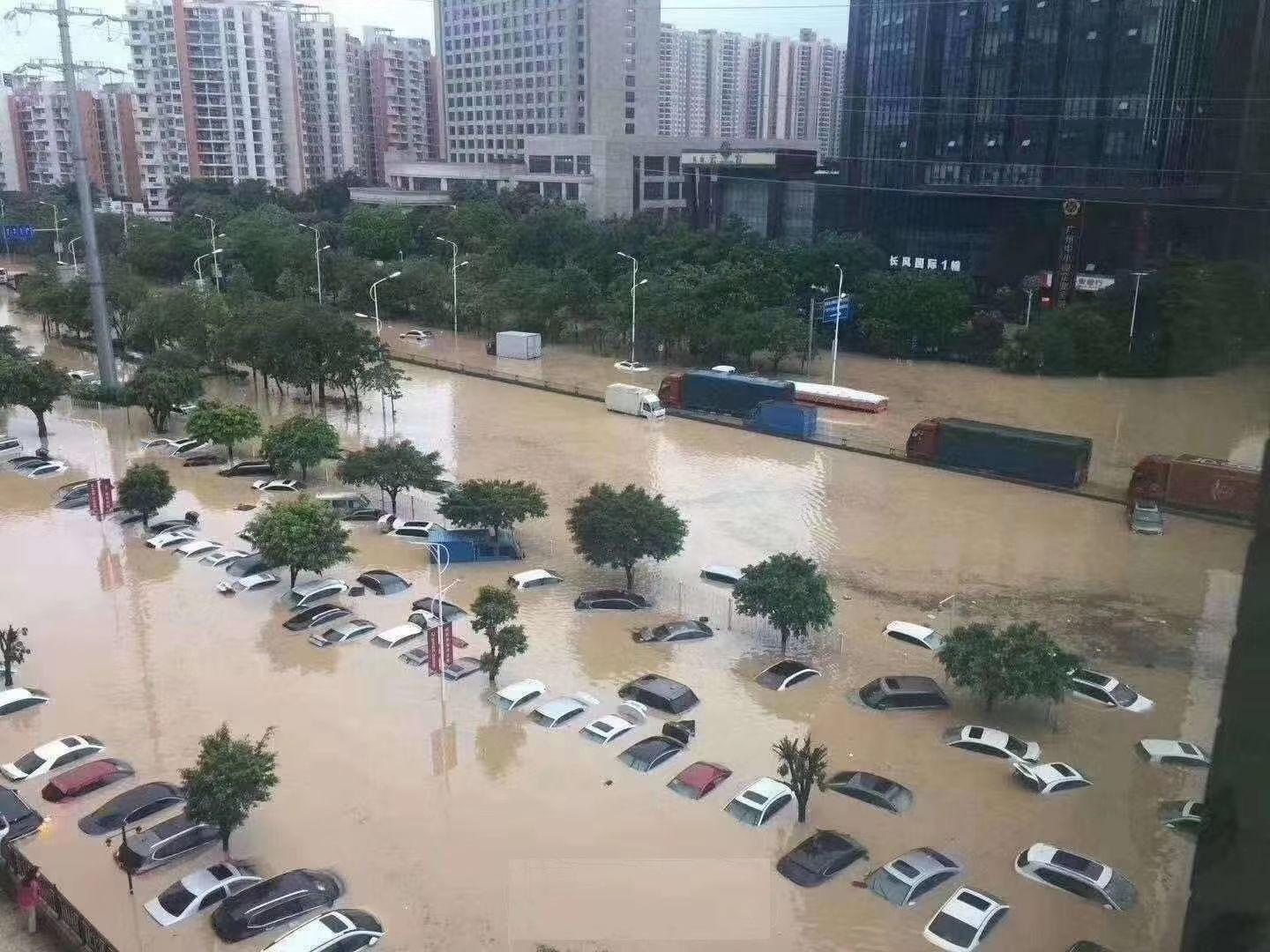 广州水灾！台风艾云尼带来的暴雨让广州变水城，场面堪比科幻电影