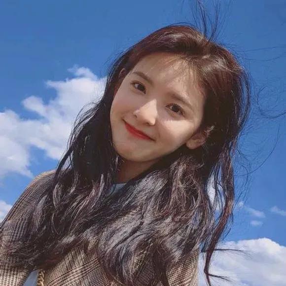 有哪些色调明亮 面带笑容的女孩子头像? - 知乎