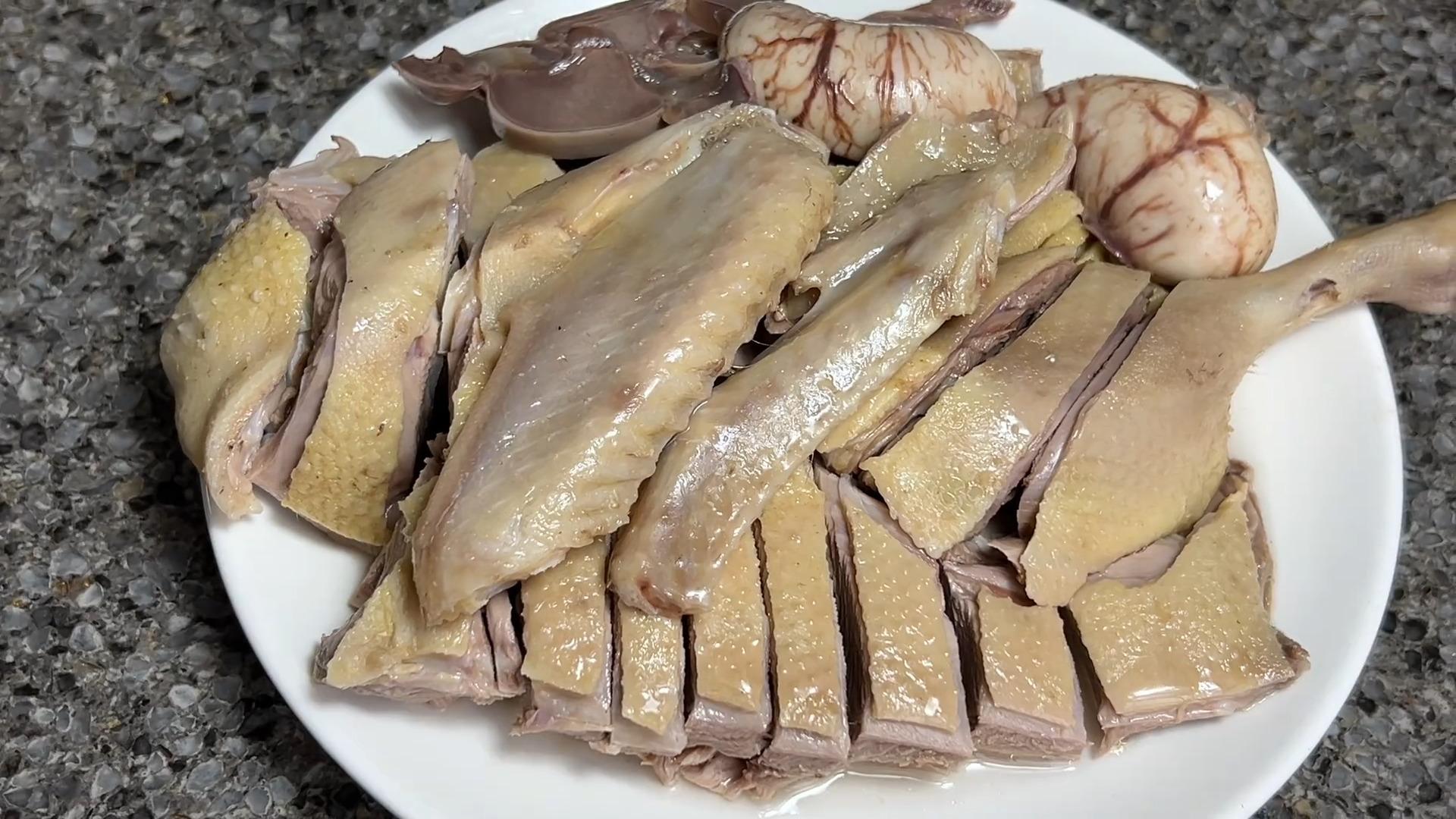 白切鸭还是用青头鸭做好吃,原汁原味嫩滑多汁,学会在家漏一手
