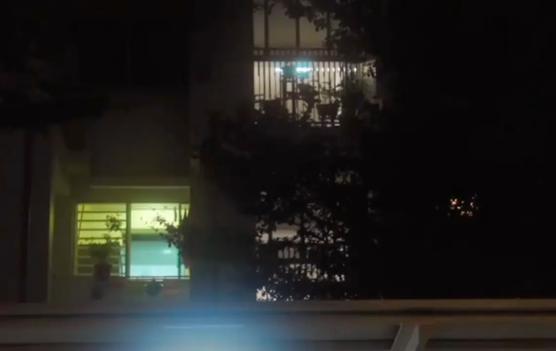 弟弟在宿舍楼下录下了自己居住的房间