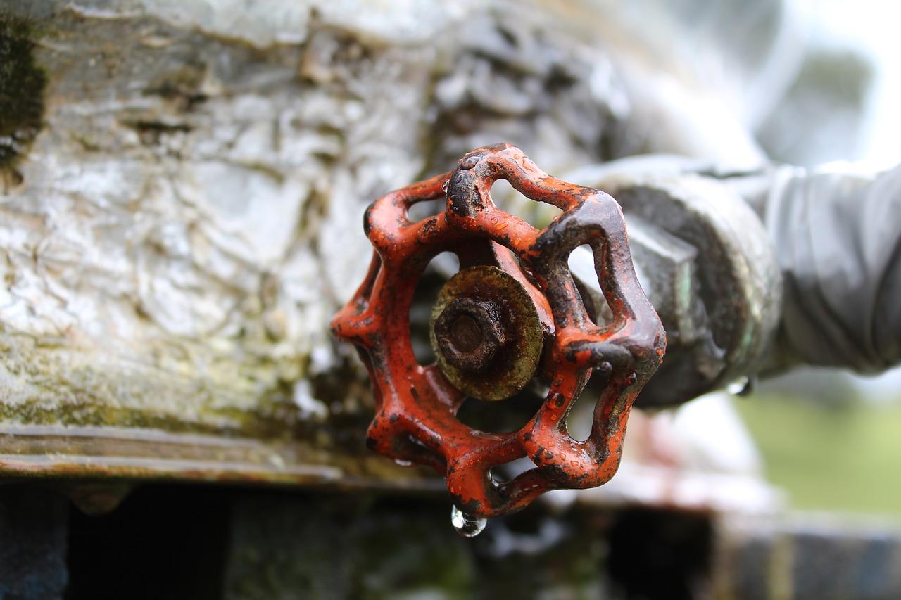 管道老化导致变色