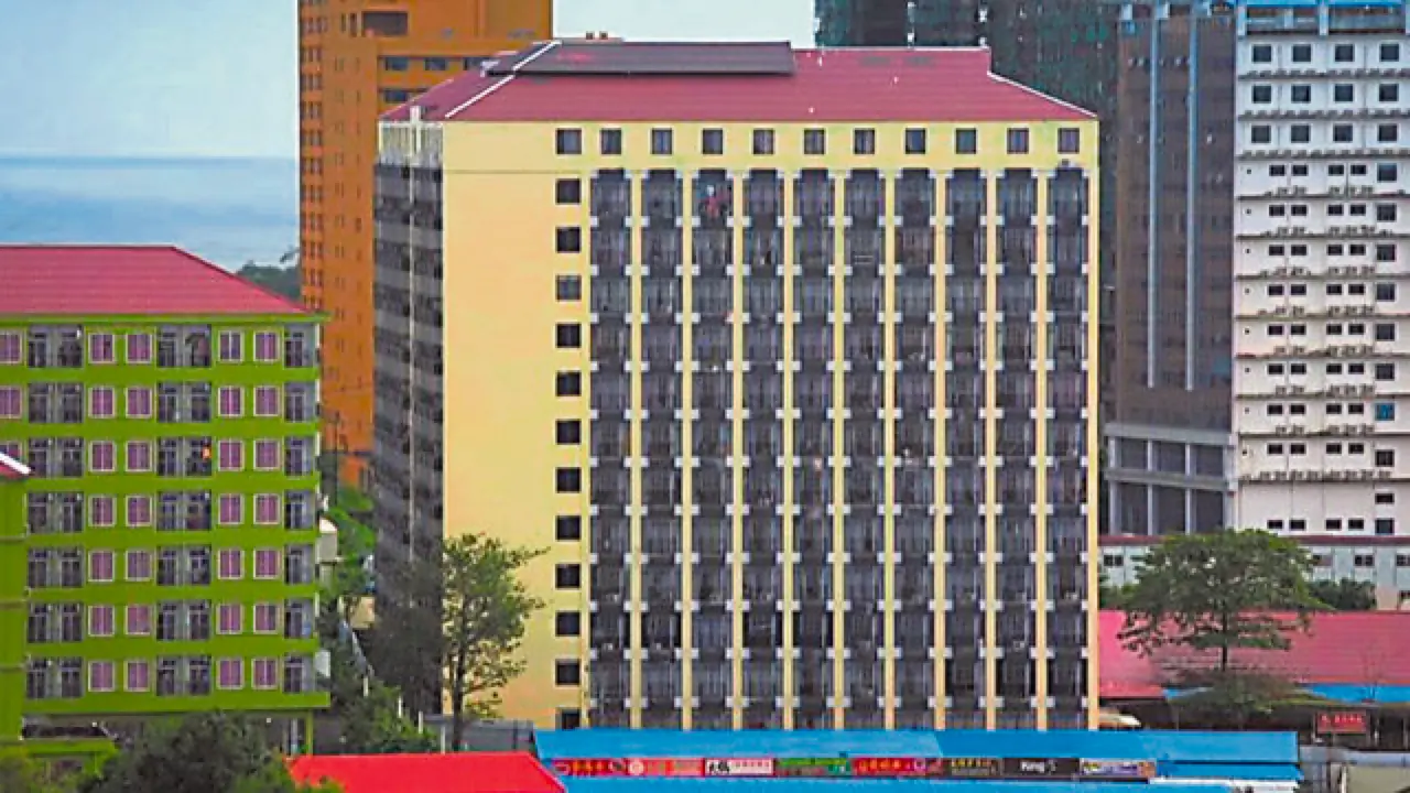 大概是这个样子,从外面看全是铁窗