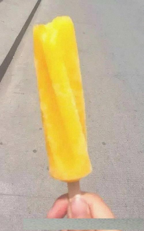 白色不透明塑料袋装的黄色菠萝味螺旋状圆柱体冰棒现在还有卖吗